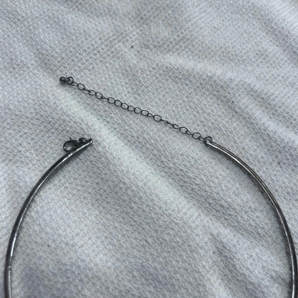 Silver Heart-Shaped Rhinestone necklace - Picture 4 of 5